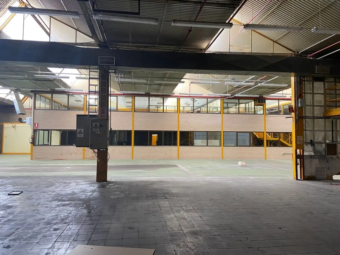 Nau industrial de lloguer en León Capital 