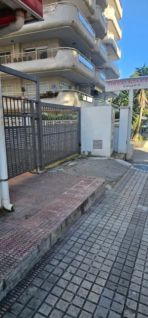 Einzelparkplatz mit Aufzug zum Verkauf in Carrer de Valls 19, imagen 2