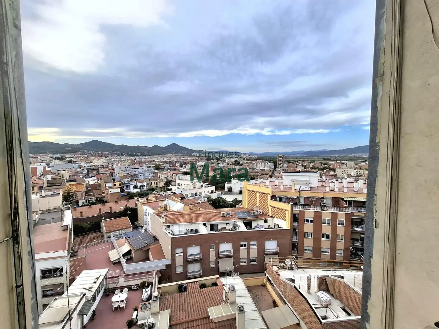 Vista exterior de Àtic en venda en Sant Boi de Llobregat amb Parquet i Balcó