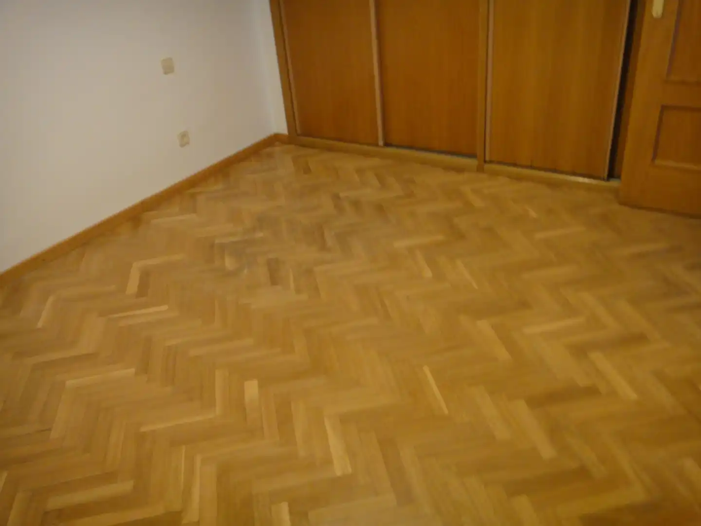 Schlafzimmer von Dachboden zur Miete in Madrid mit Heizung, Terrasse und Abstellraum