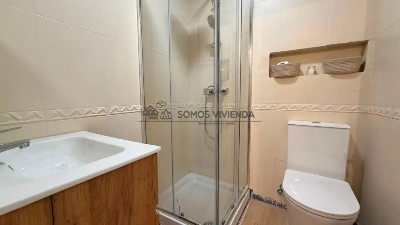 Bathroom of Flat for rent in Ourense Capital   with Heating and Furnished