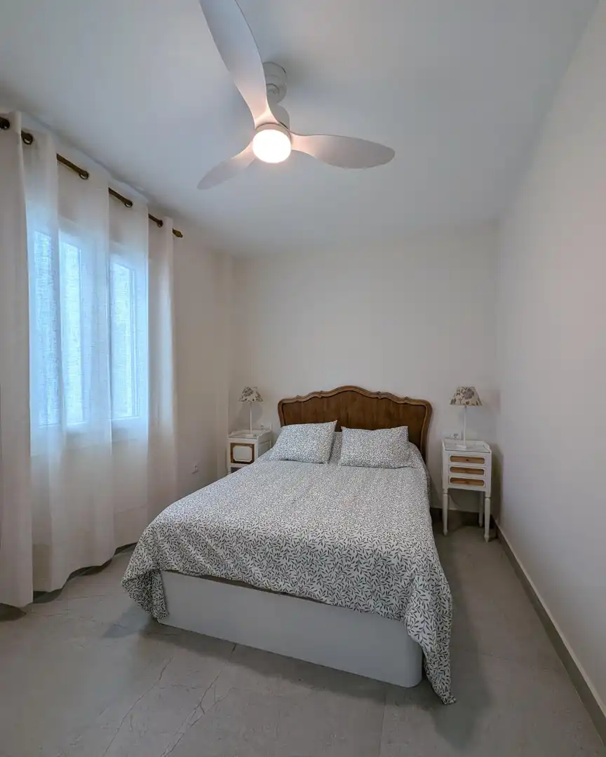 Dormitori de Apartament de lloguer en Sevilla amb Aire condicionat i Moblat