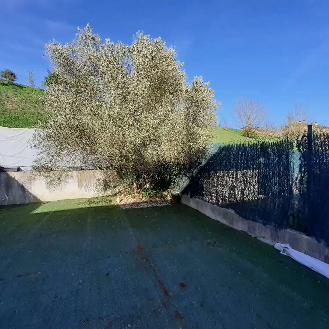 Garten von Einfamilien-Reihenhaus zum Verkauf in Esteribar mit Heizung, Privatgarten und Terrasse