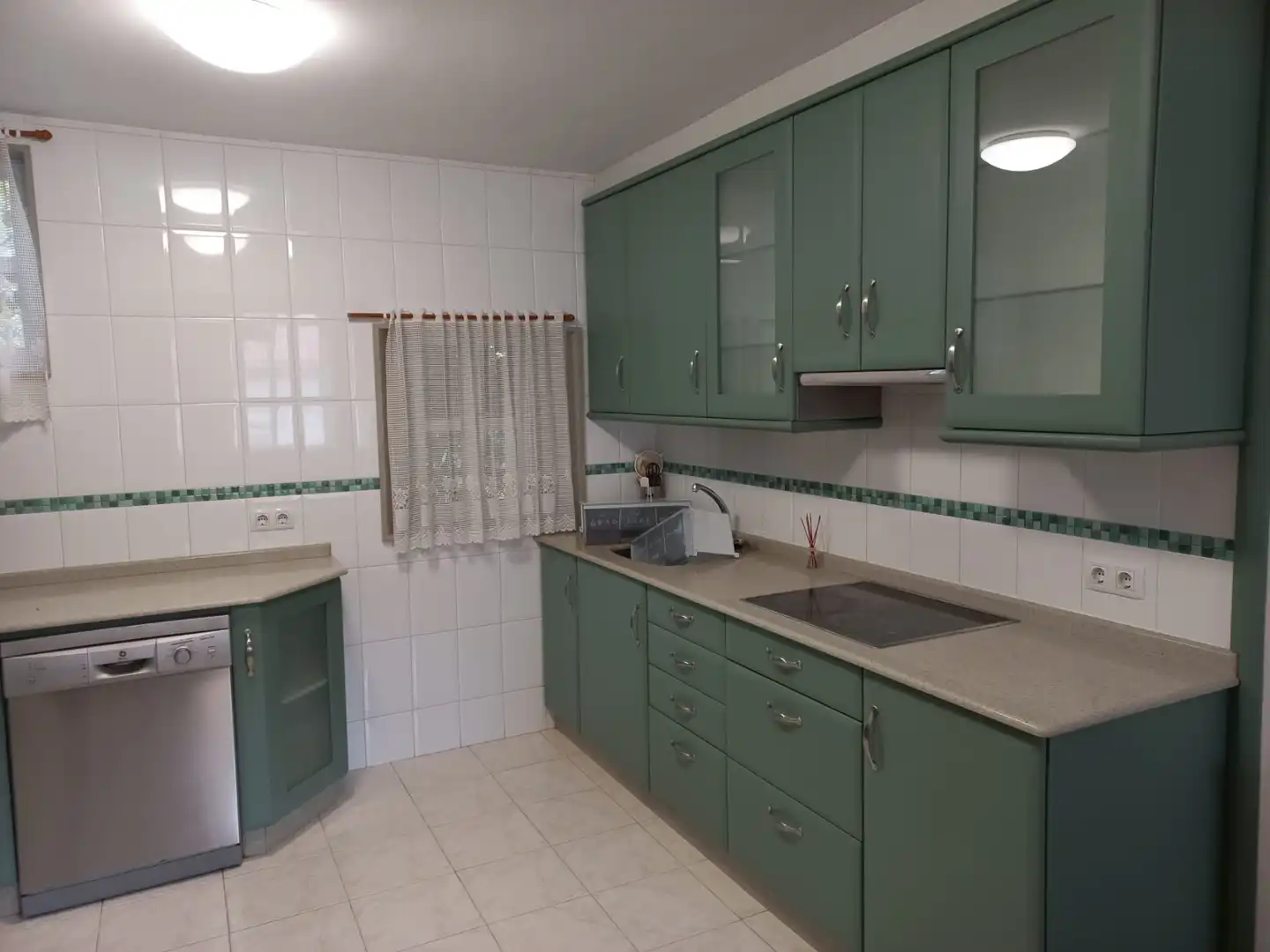 Cocina de Casa adosada de alquiler en Santiago de Compostela  con Trastero, Amueblado y Horno