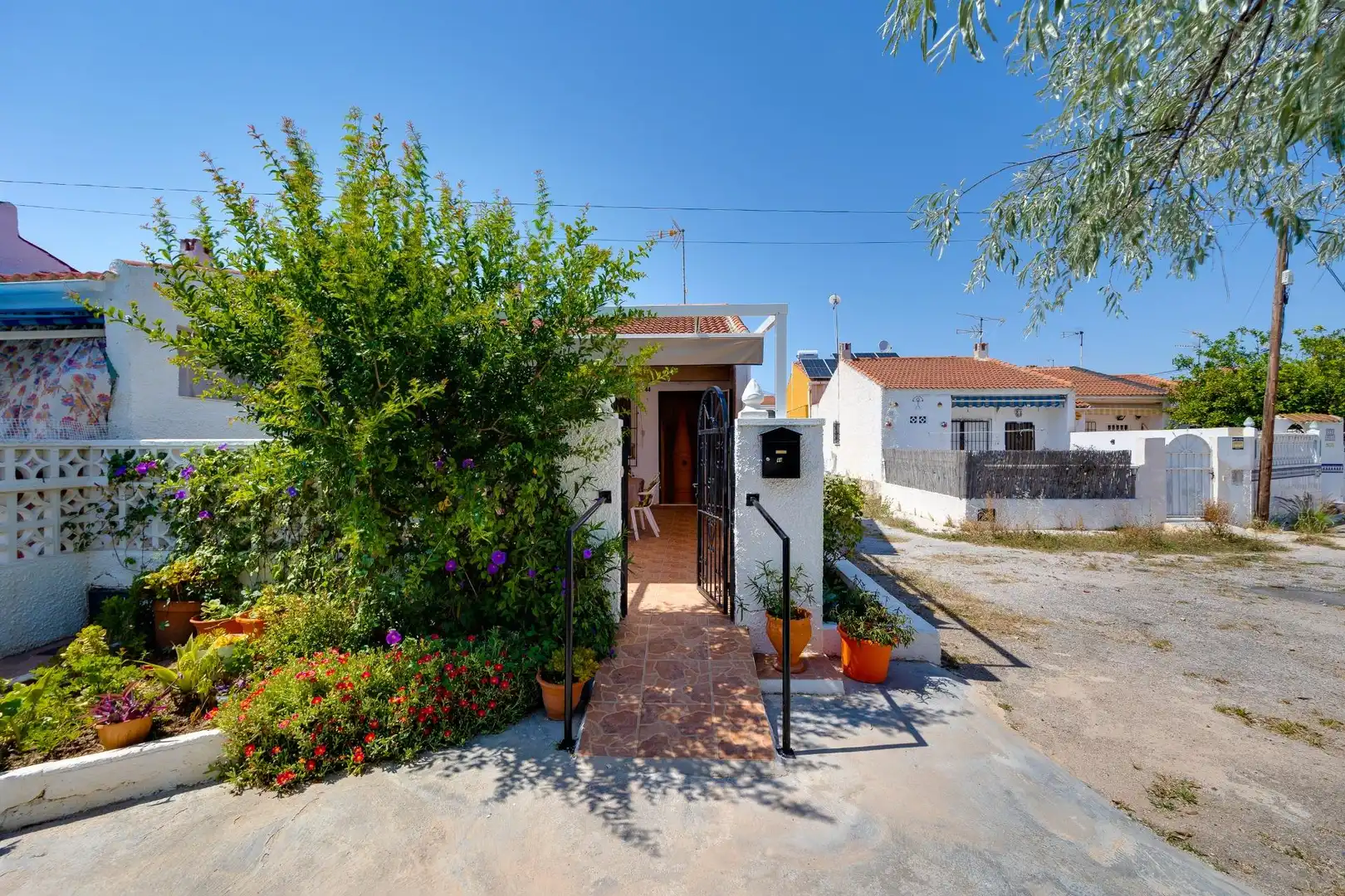 Vista exterior de Casa o xalet en venda en Torrevieja amb Jardí privat, Traster i Moblat
