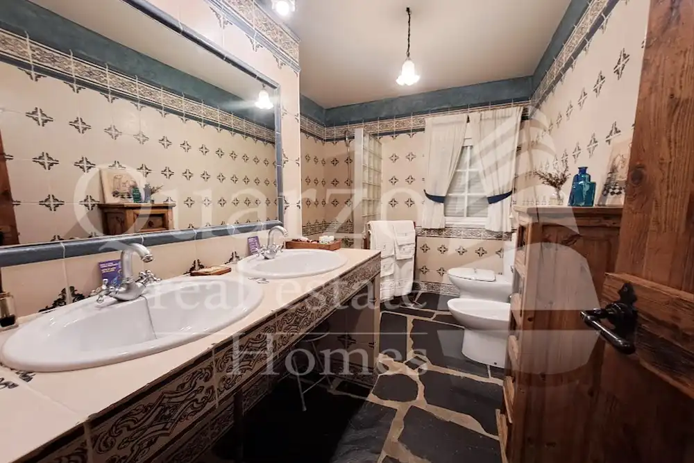 Bathroom of Houses for sale in Herrera de Alcántara  with Air Conditioner and Furnished