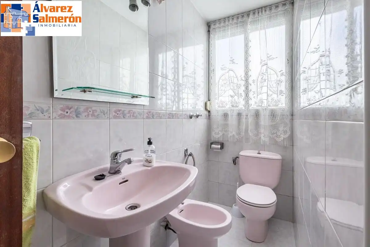 Bathroom of Flat for sale in Granada  with Heating and Terrace