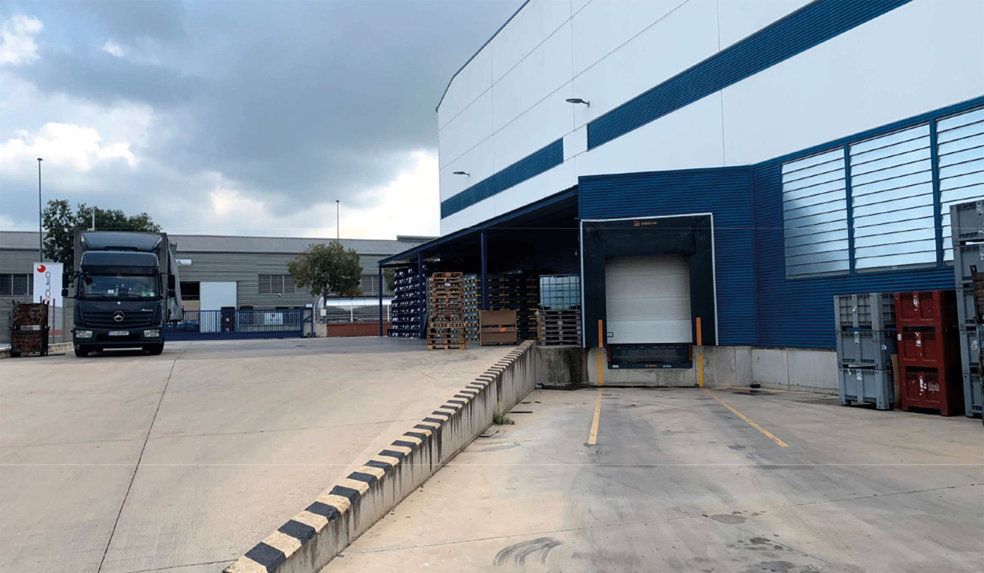 Vista exterior de Nau industrial de lloguer en Granollers amb Calefacció i Alarma