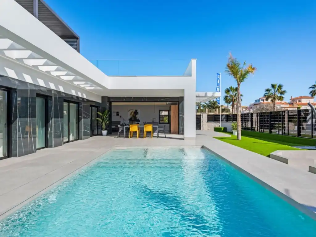 Casa con piscina en venta en Algorfa