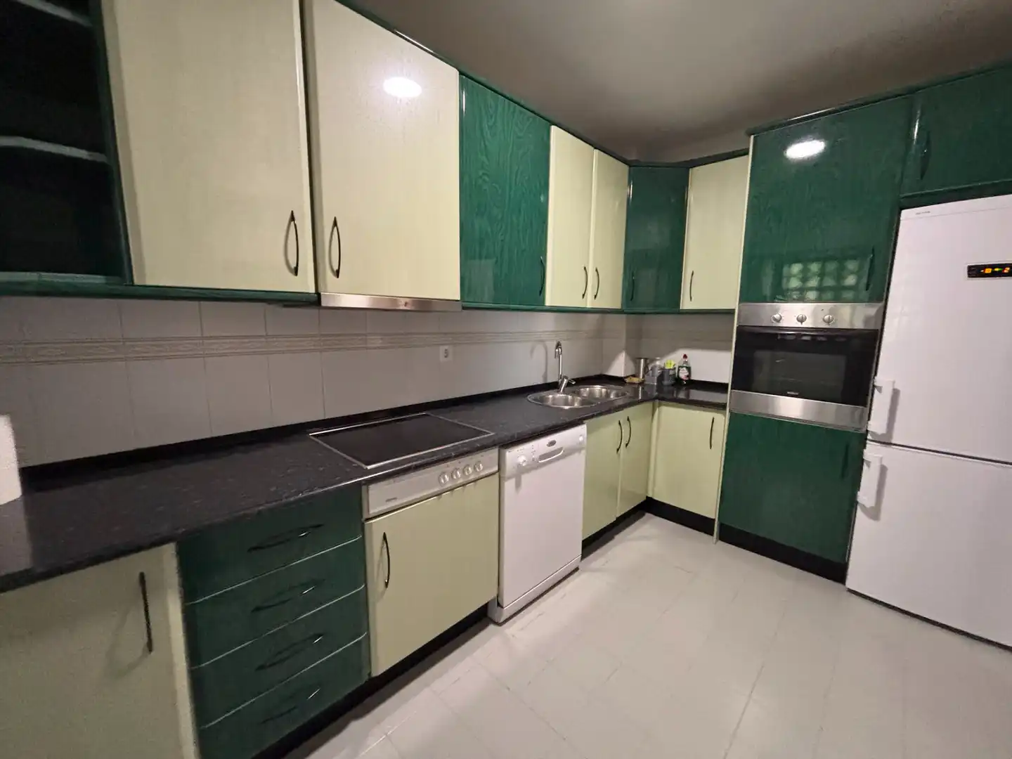 Kitchen of Flat for rent in Granada  with Air Conditioner, Heating and Washing machine