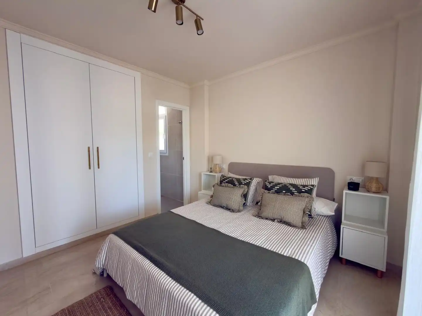 Schlafzimmer von Erdgeschoss zum Verkauf in Rincón de la Victoria mit Klimaanlage, Privatgarten und Terrasse