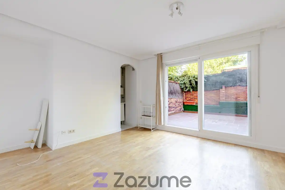 Vista exterior de Estudio de alquiler en Majadahonda con Calefacción, Jardín privado y Parquet