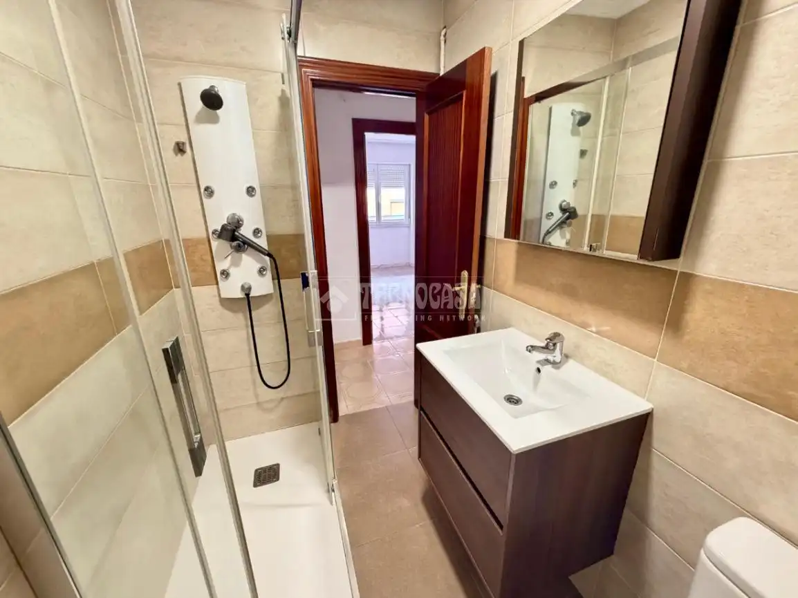 Baño de Piso en venta en León Capital  con Calefacción, Terraza y Trastero