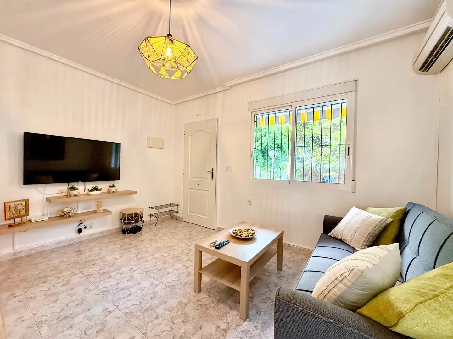 Sala de estar de Casa o chalet de alquiler en Torrevieja con Aire acondicionado, Terraza y Piscina