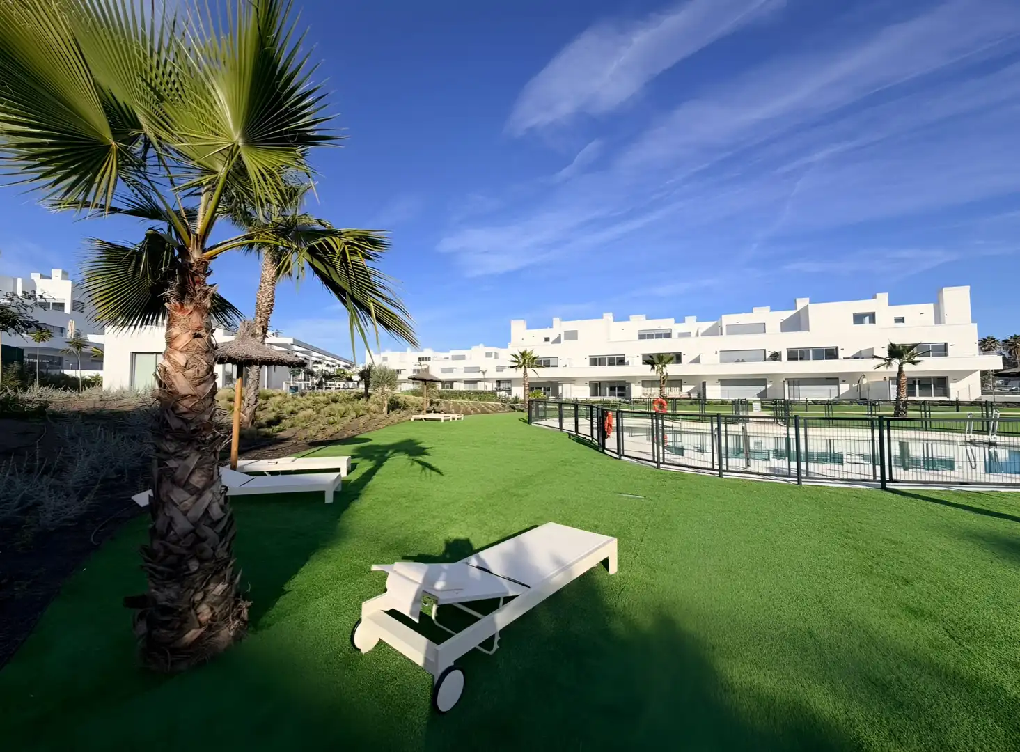 Vista exterior de Apartamento de alquiler en Estepona con Aire acondicionado, Terraza y Piscina