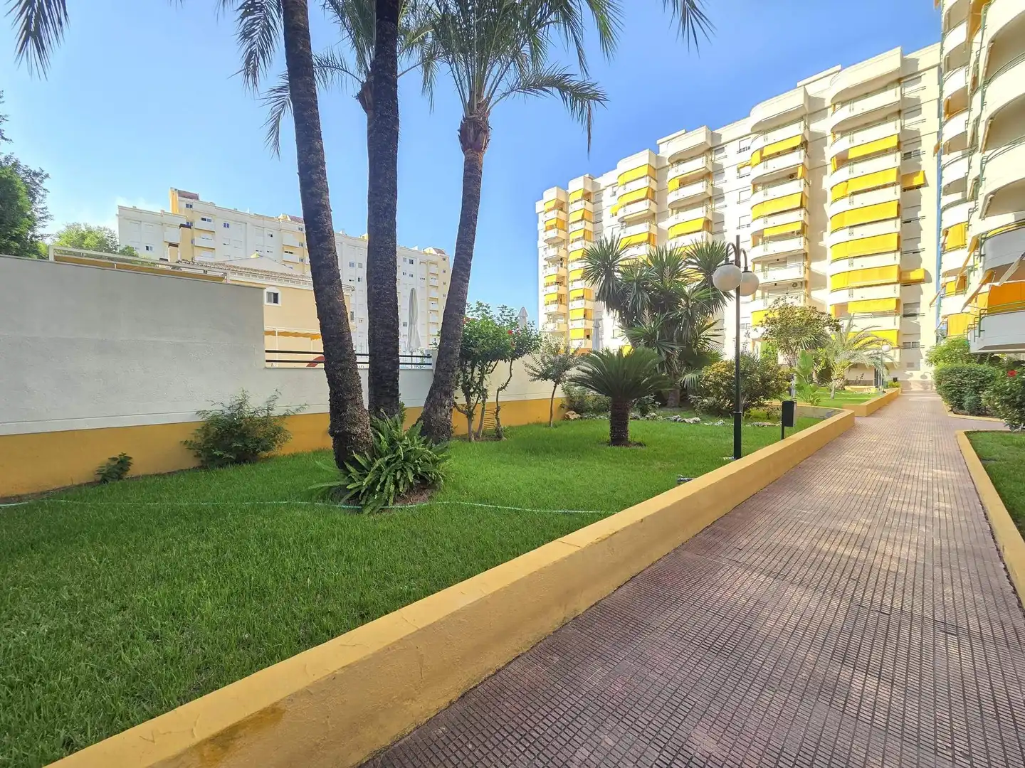 Vista exterior de Casa adosada en venda en Gandia amb Aire condicionat, Jardí privat i Terrassa