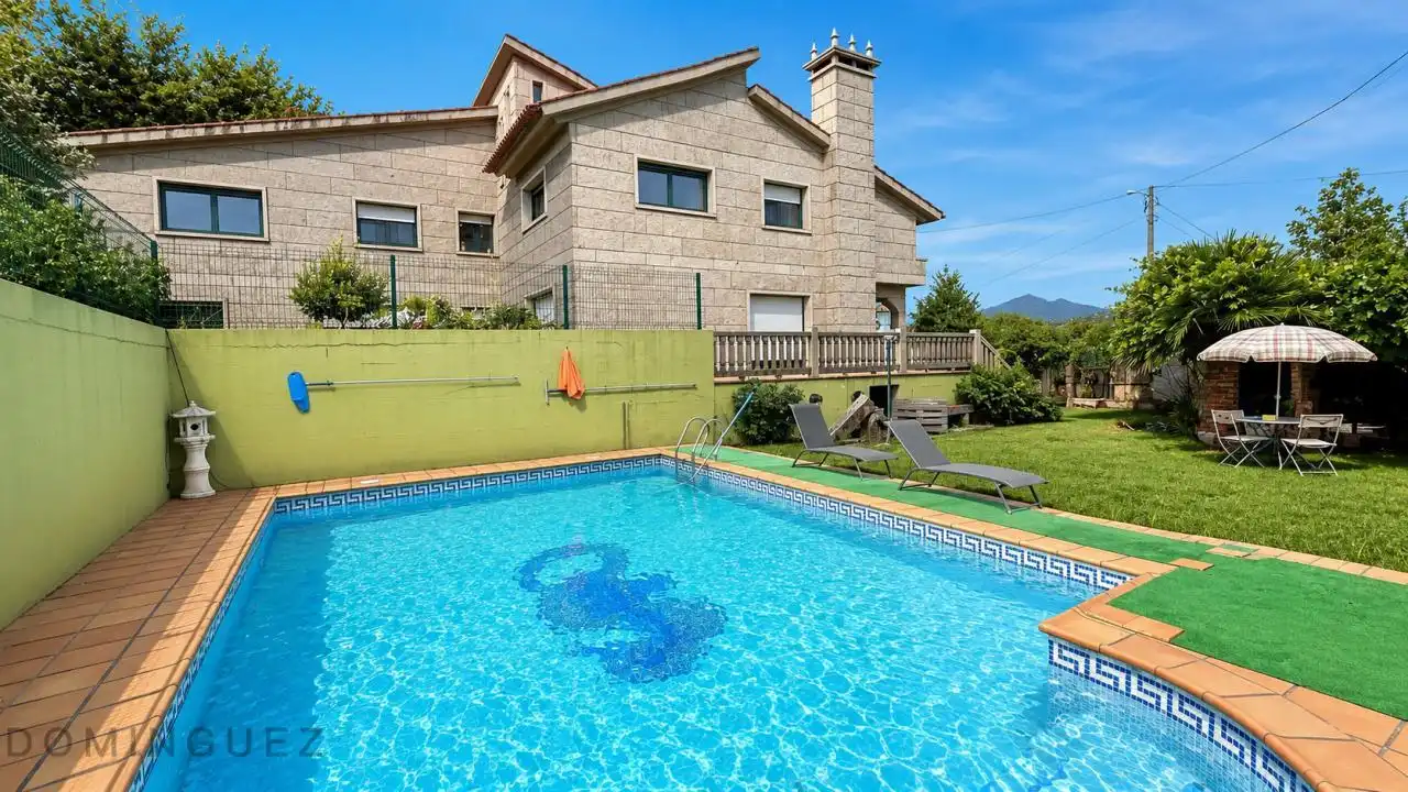Piscina de Casa o chalet en venta en Vigo  con Calefacción, Jardín privado y Parquet