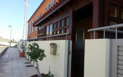 Vista exterior de Casa adosada en venda en El Rosario amb Terrassa