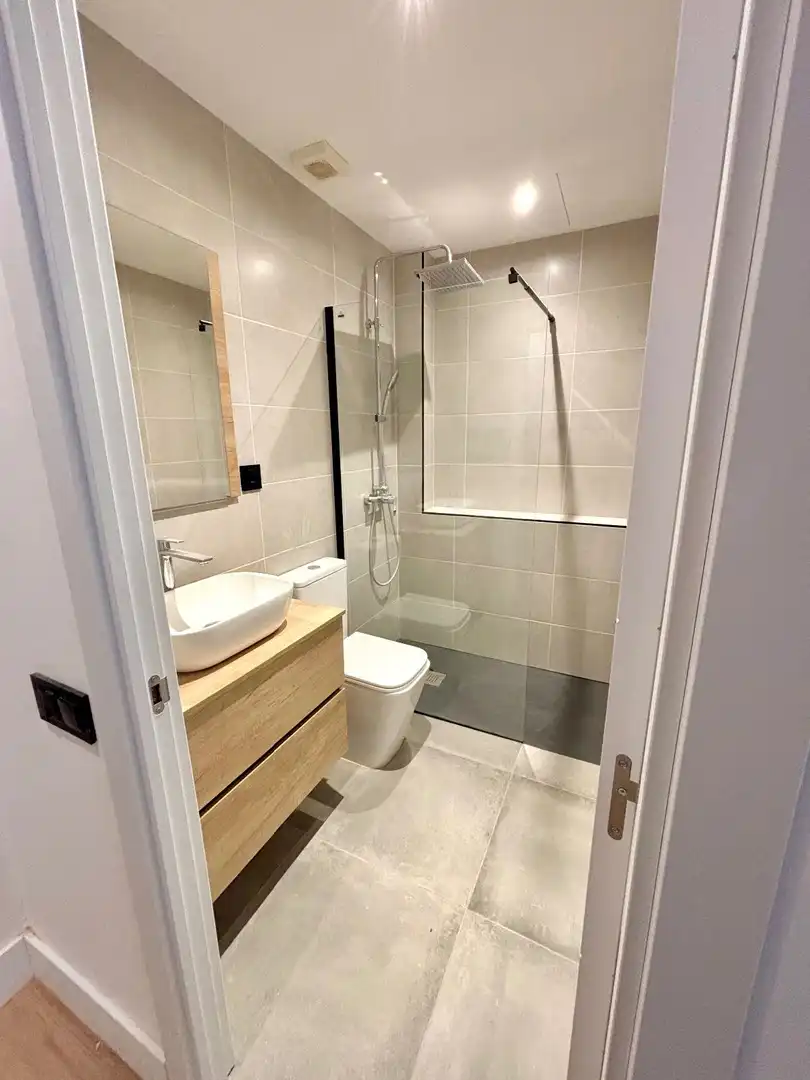 Baño de Piso en venta en Barcelona con Aire acondicionado, Terraza y Alarma