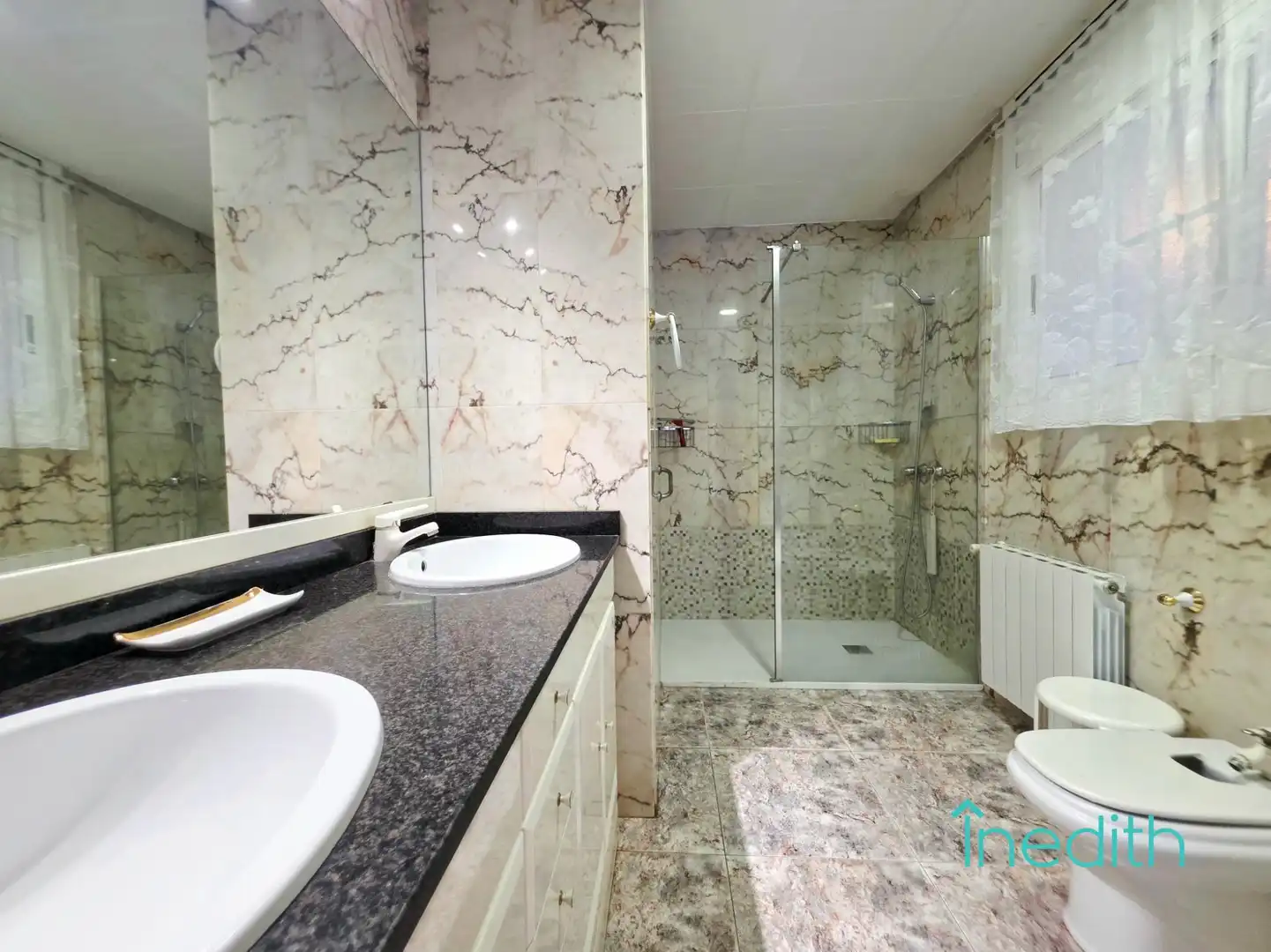 Badezimmer von Wohnung zum Verkauf in Cubelles mit Heizung, Privatgarten und Terrasse