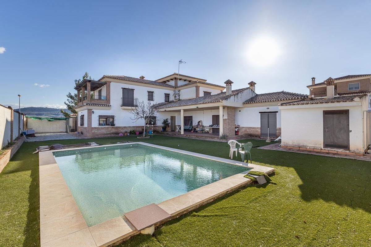 Swimming pool of House or chalet for sale in Atarfe  with Air Conditioner, Heating and Private garden