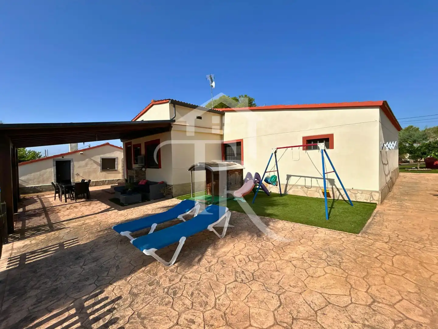 Vista exterior de Casa o xalet en venda en Cabra del Camp amb Aire condicionat, Parquet i Piscina