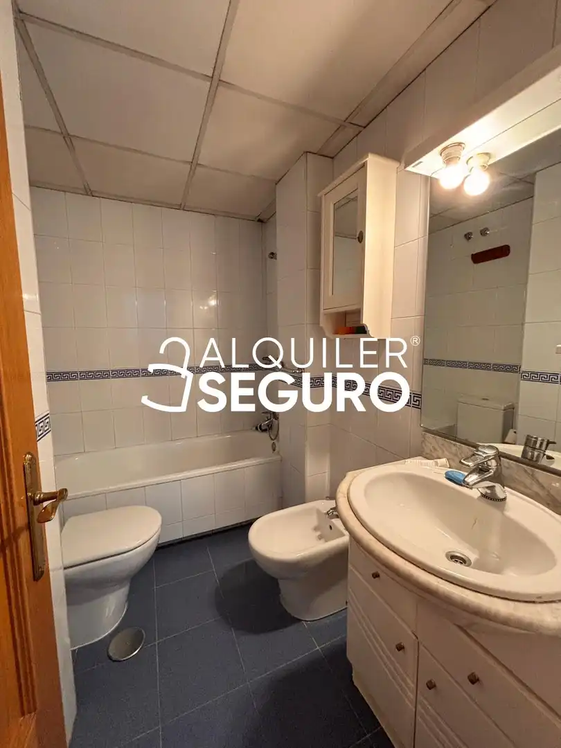 Bathroom of Flat for rent in Madrid  with Air Conditioner and Heating