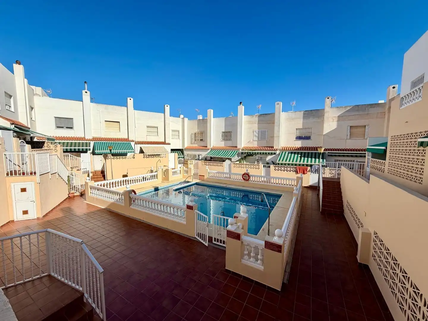Piscina de Casa adosada en venta en Almería con Jardín privado, Terraza y Amueblado