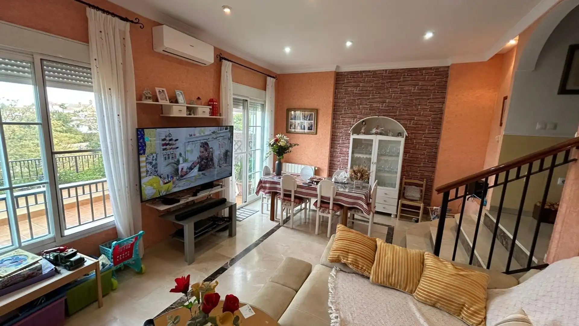 Sala d'estar de Casa adosada en venda en Antequera amb Aire condicionat, Calefacció i Jardí privat