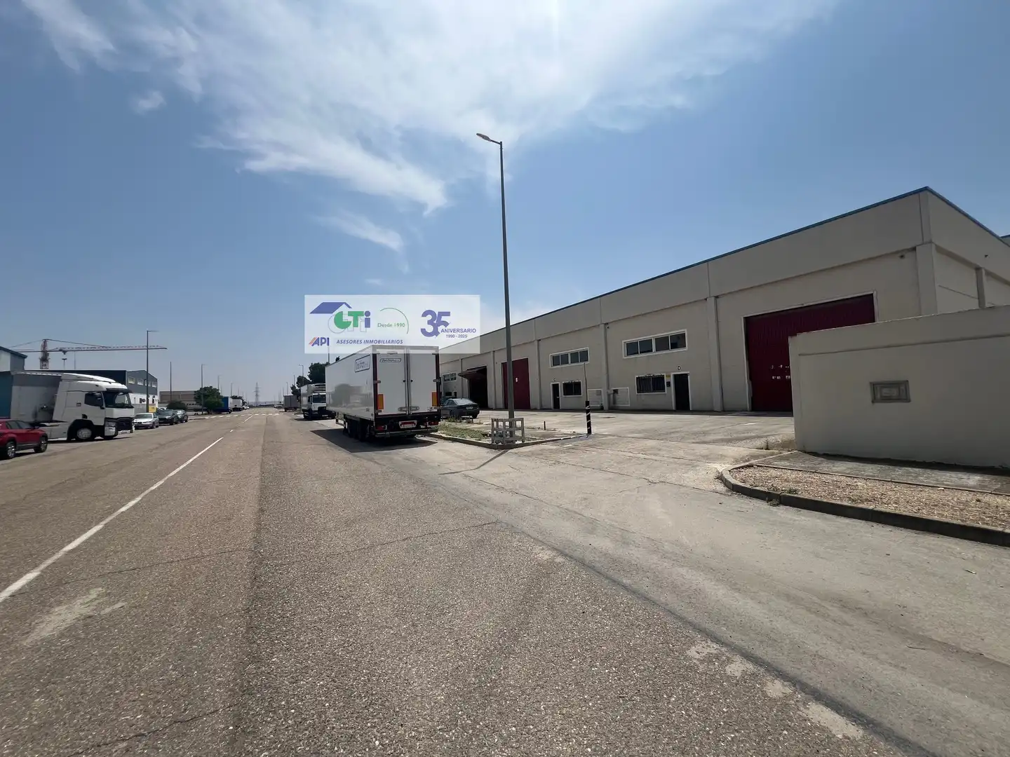 Außenansicht von Fabrikhallen zur Miete in Villanueva de Gállego