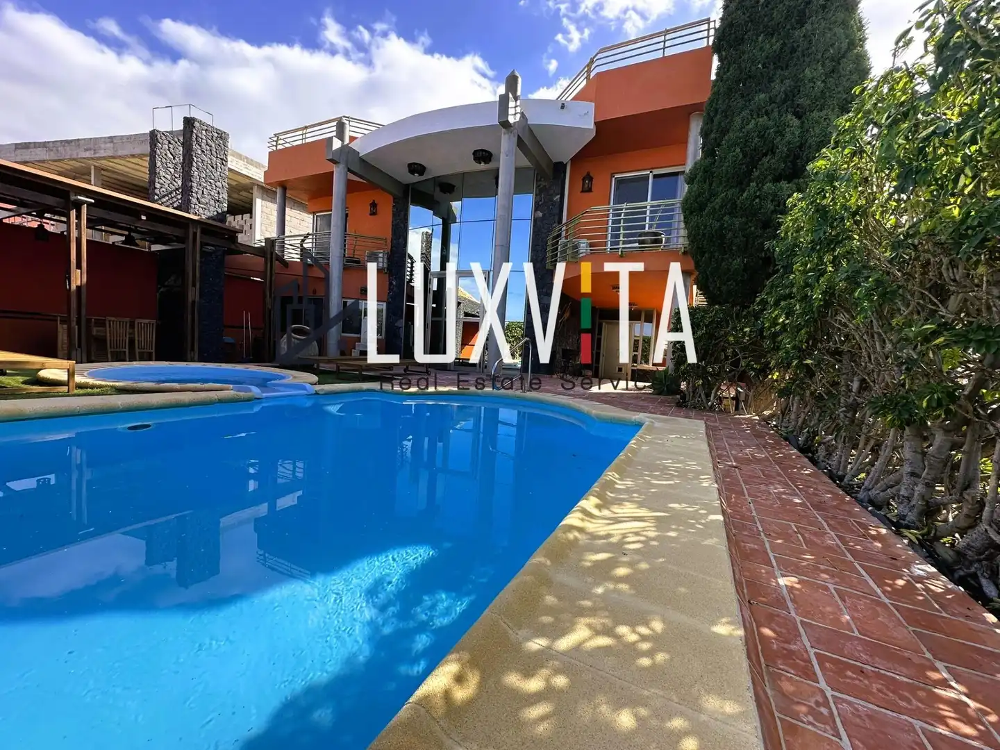 Vista exterior de Casa o xalet en venda en Adeje amb Aire condicionat, Calefacció i Jardí privat