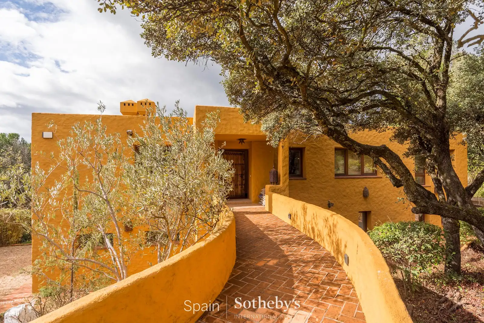Vista exterior de Casa o xalet en venda en Las Rozas de Madrid amb Aire condicionat, Calefacció i Jardí privat