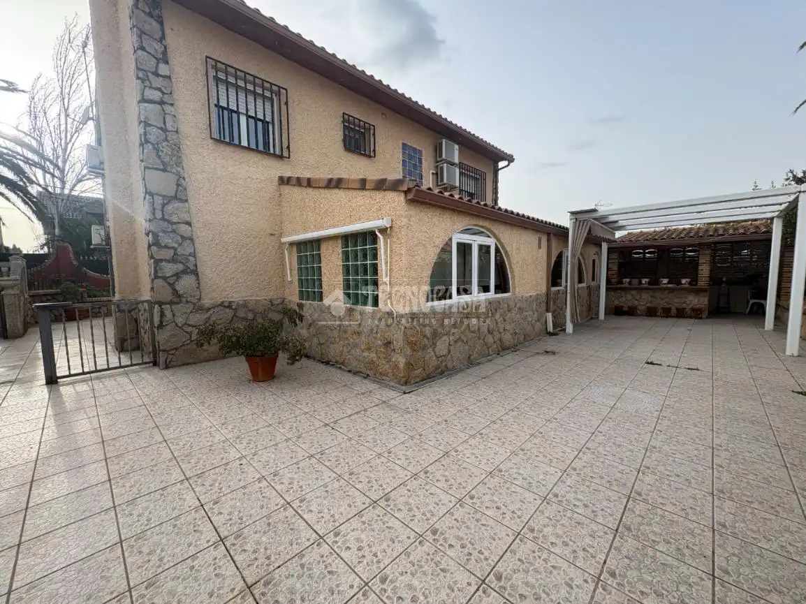 Außenansicht von Haus oder Chalet zum Verkauf in El Álamo mit Klimaanlage, Heizung und Privatgarten