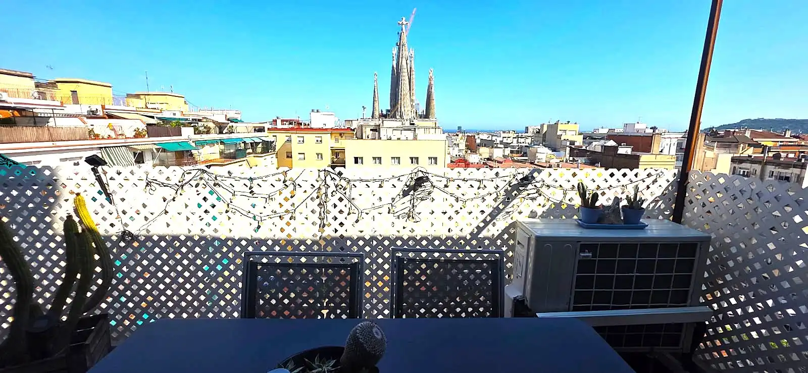 Vista exterior de Àtic en venda en Eixample