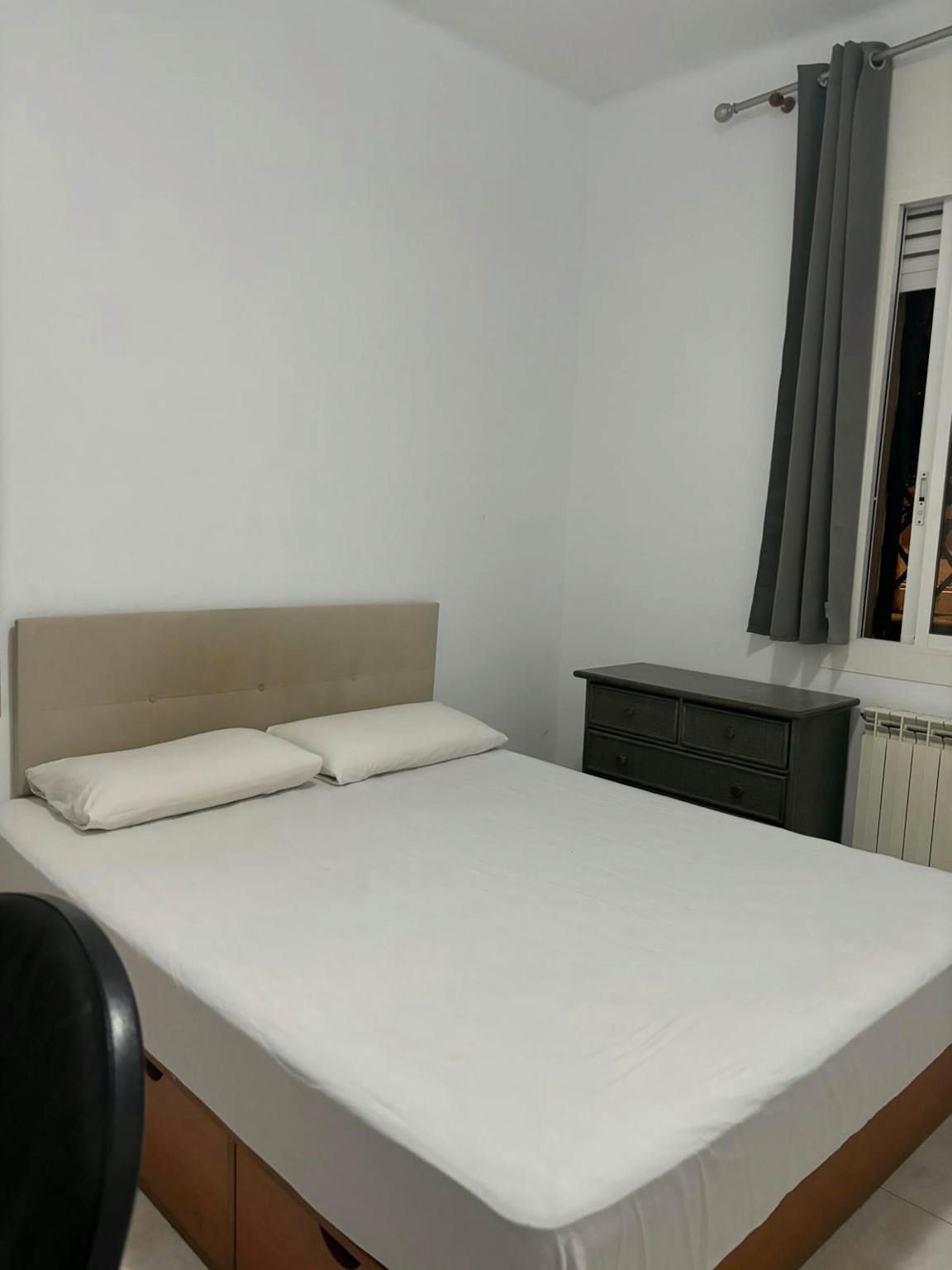 Bedroom of Flat to share in  Barcelona Capital  with Washing machine