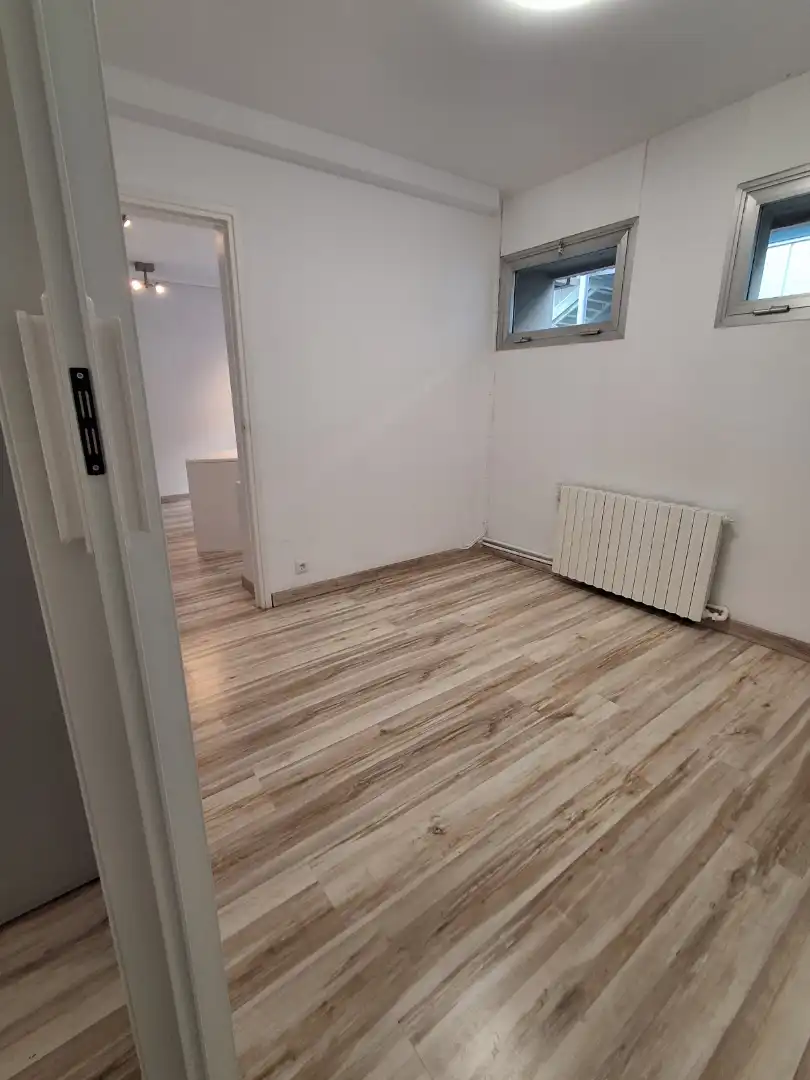 Schlafzimmer von Büro zur Miete in Barcelona mit Klimaanlage und Heizung