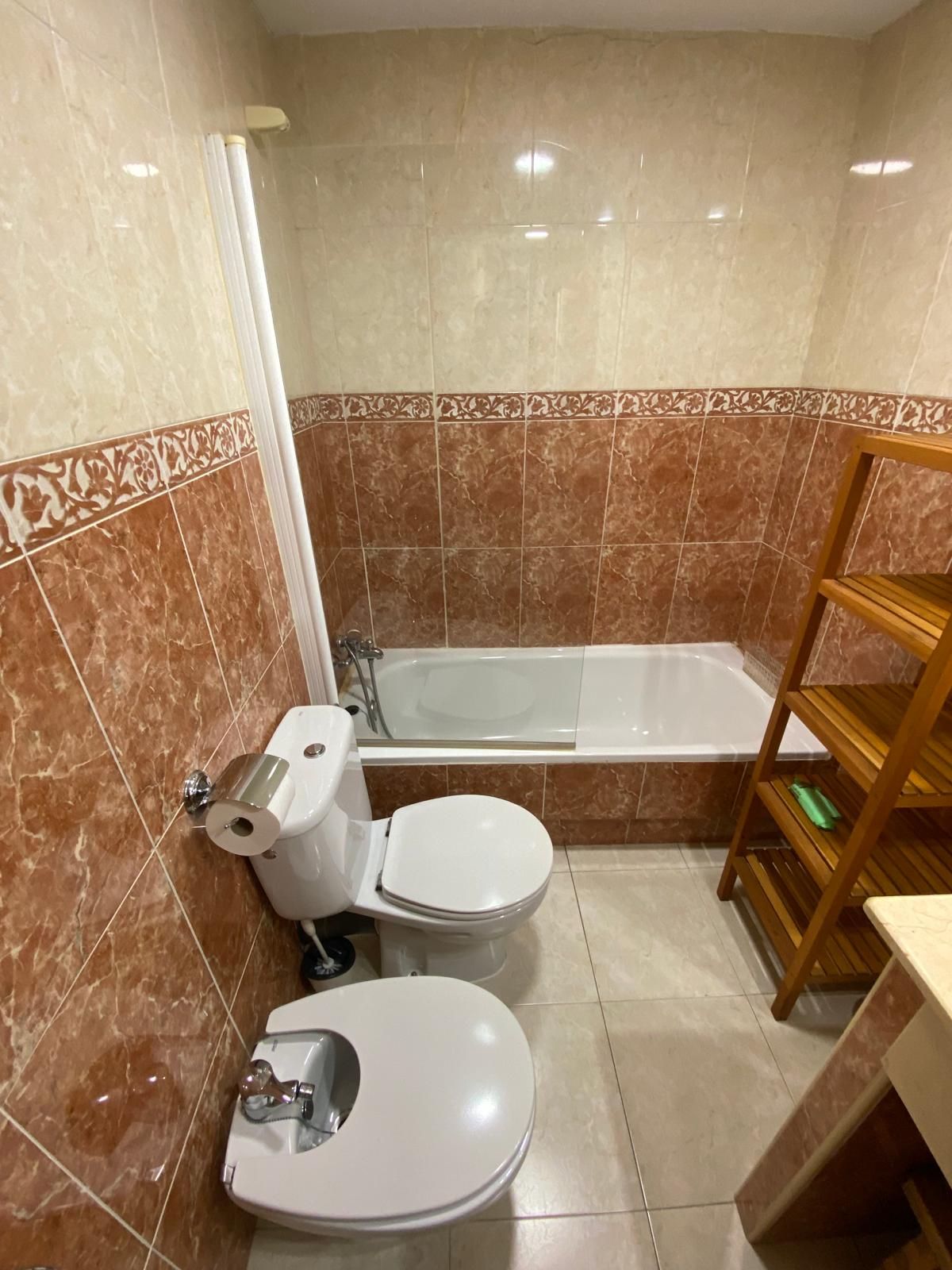 Bany de Apartament de lloguer en Cáceres Capital amb Aire condicionat i Moblat