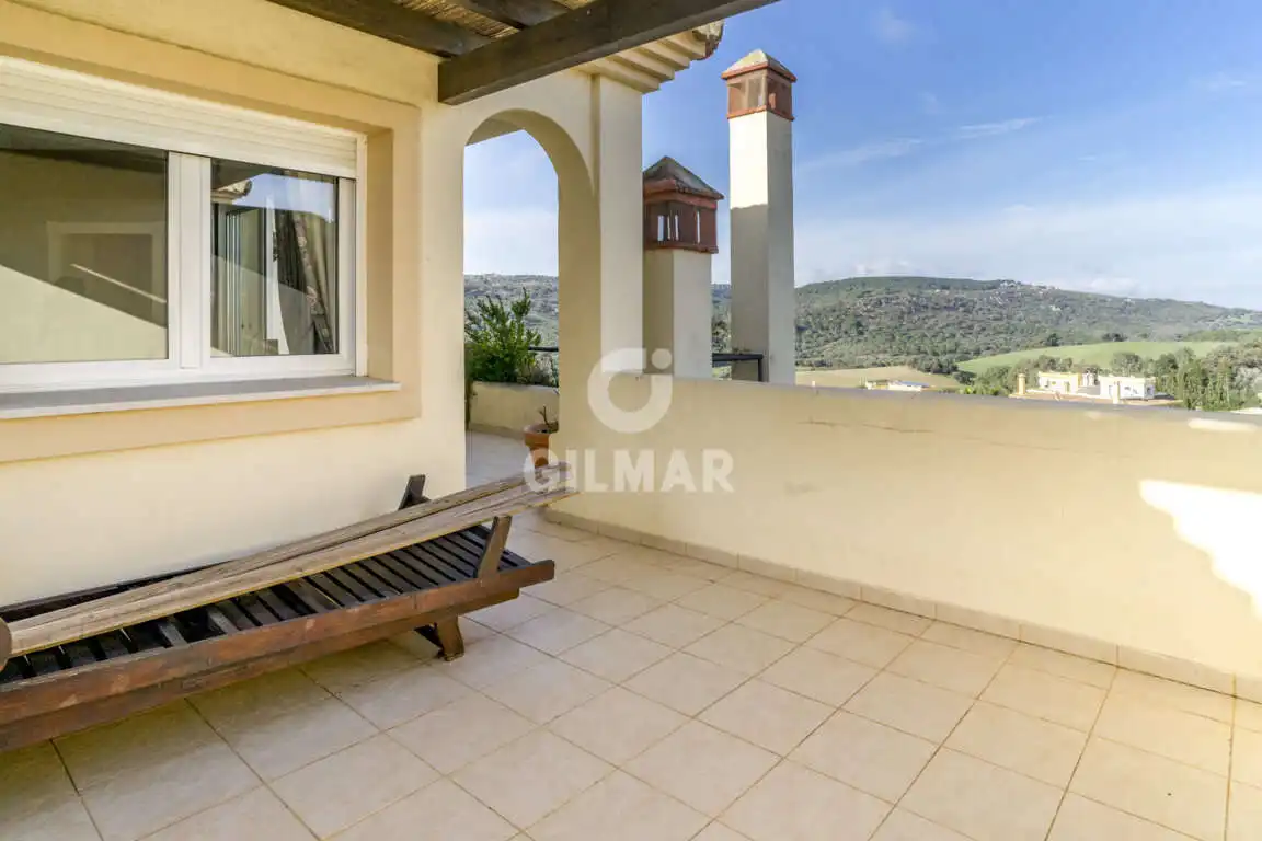 Terrasse von Maisonette zum Verkauf in Sotogrande mit Heizung, Abstellraum und Schwimmbad