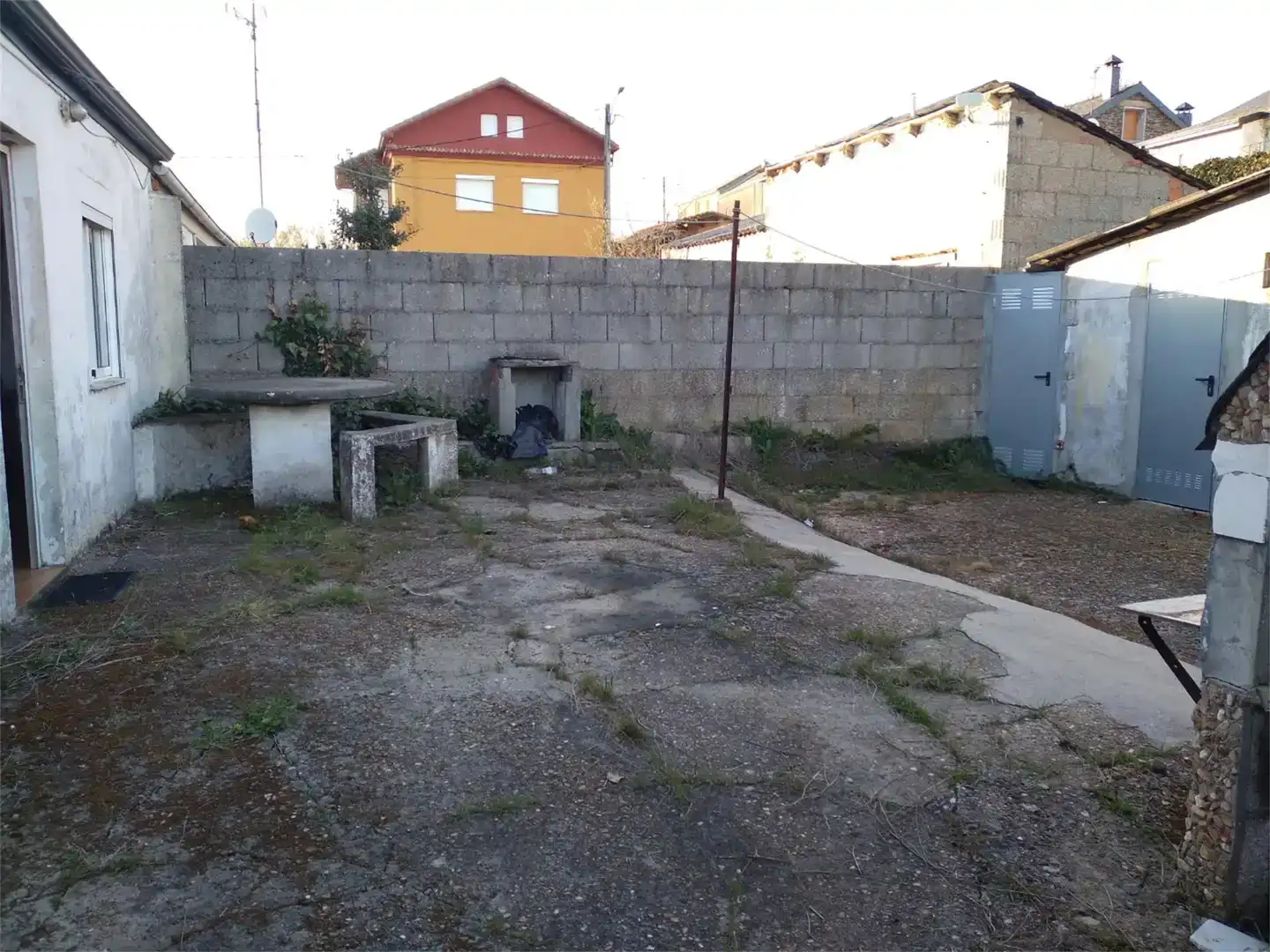 Casa o xalet en venda en Villagatón amb Jardí privat, Traster i Moblat