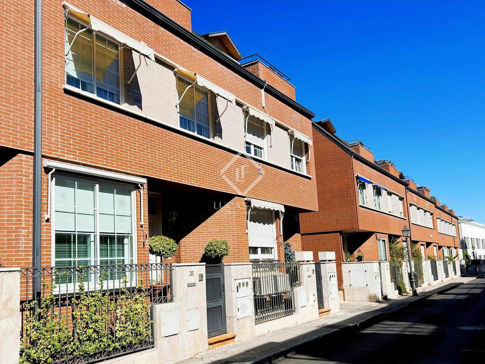 Vista exterior de Casa o chalet en venta en  Madrid Capital con Aire acondicionado, Calefacción y Jardín privado