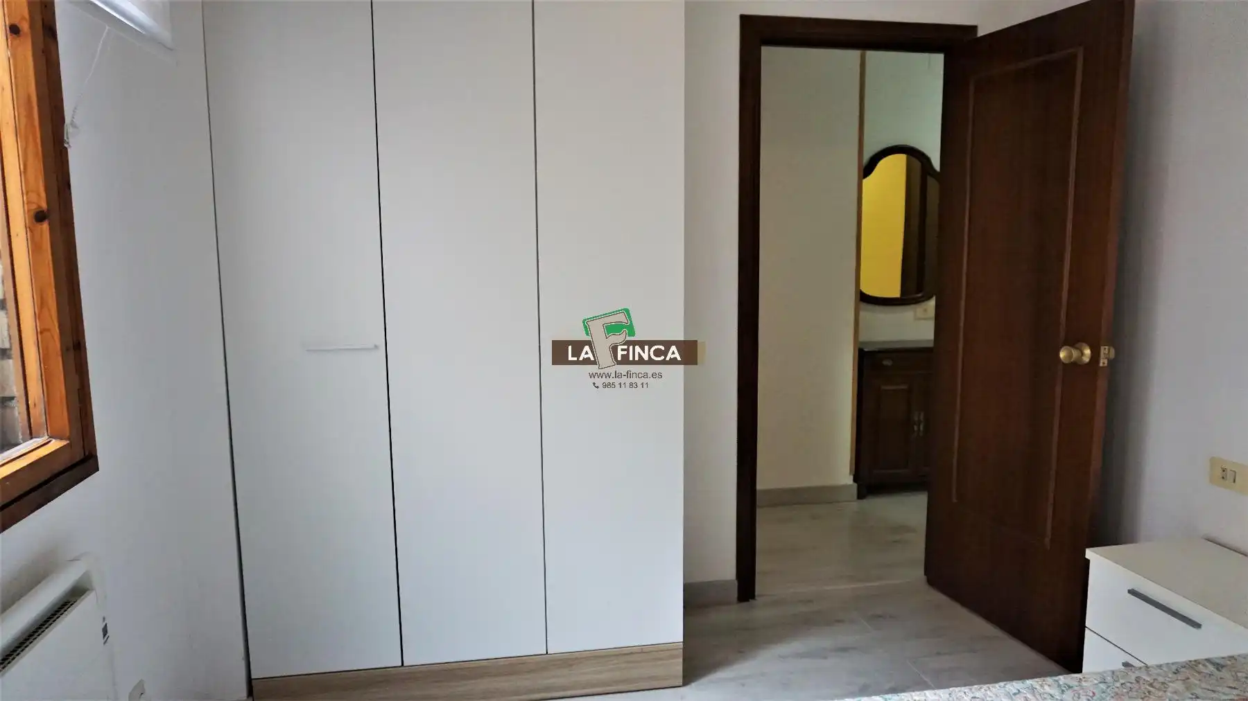 Dormitori de Pis en venda en Oviedo  amb Calefacció, Parquet i Moblat