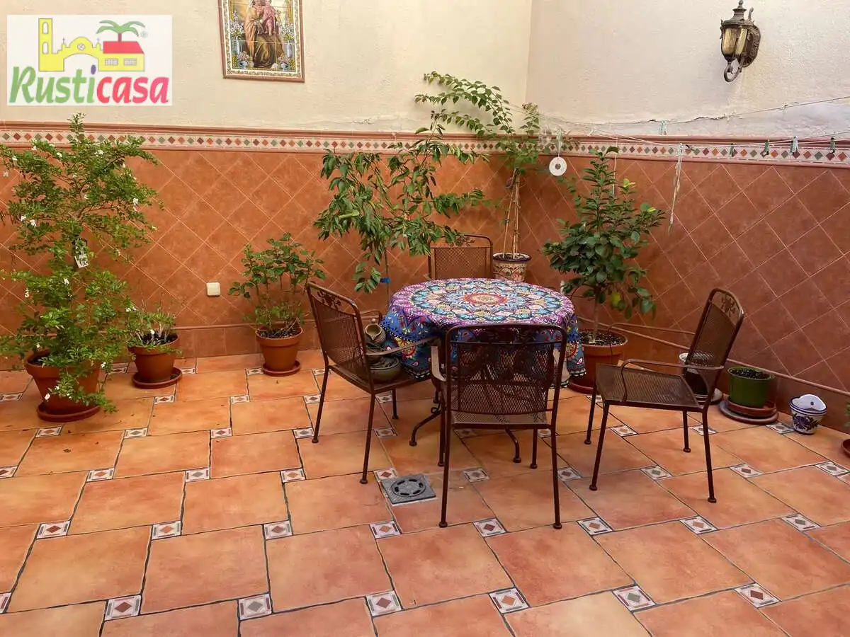 Casa amb balcó de lloguer a Bailén