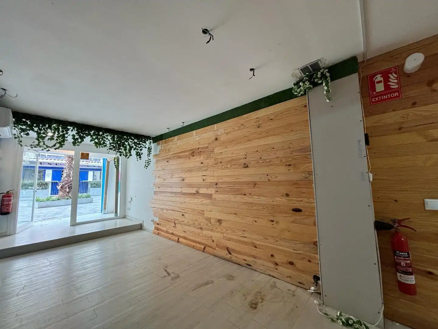 Commercial properties for rent in Avenida banys, dels, Lluminetes