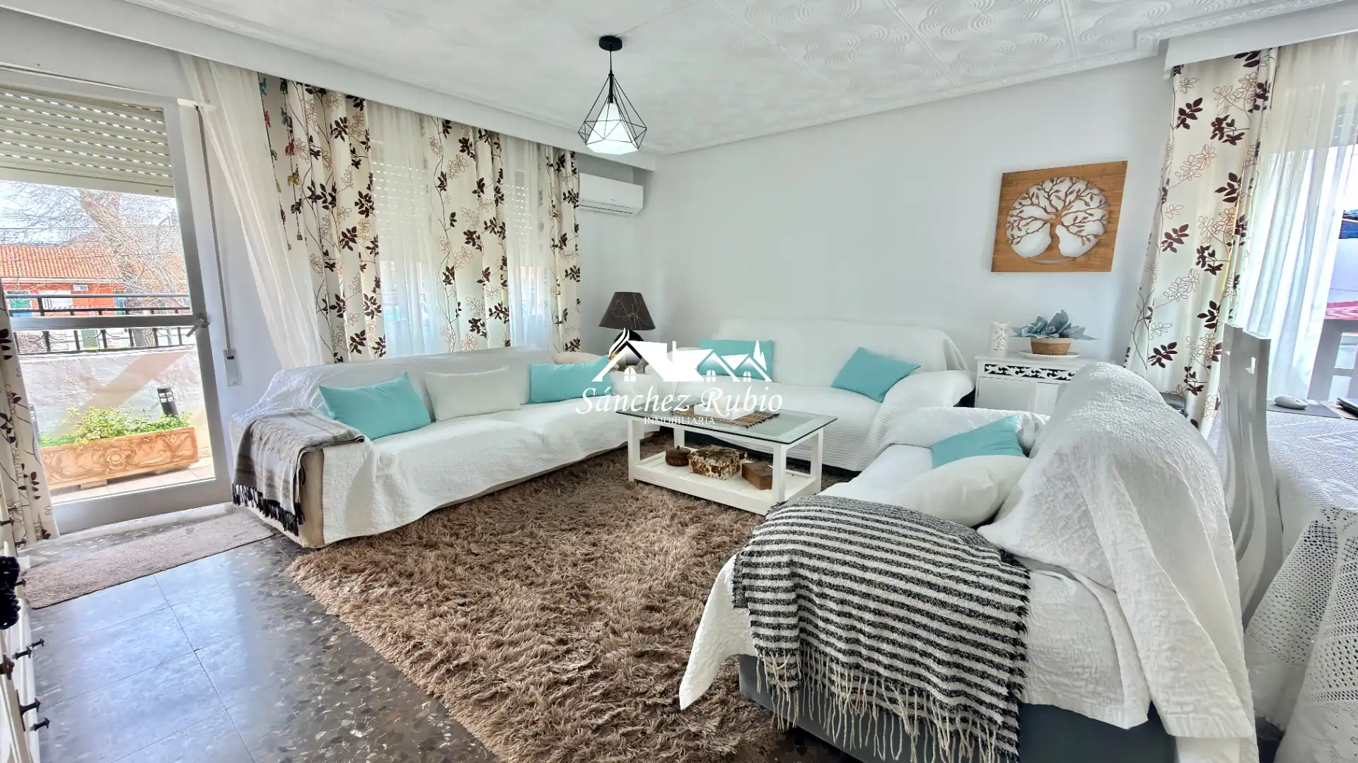 Sala d'estar de Casa o xalet en venda en Torres de la Alameda amb Aire condicionat, Calefacció i Jardí privat