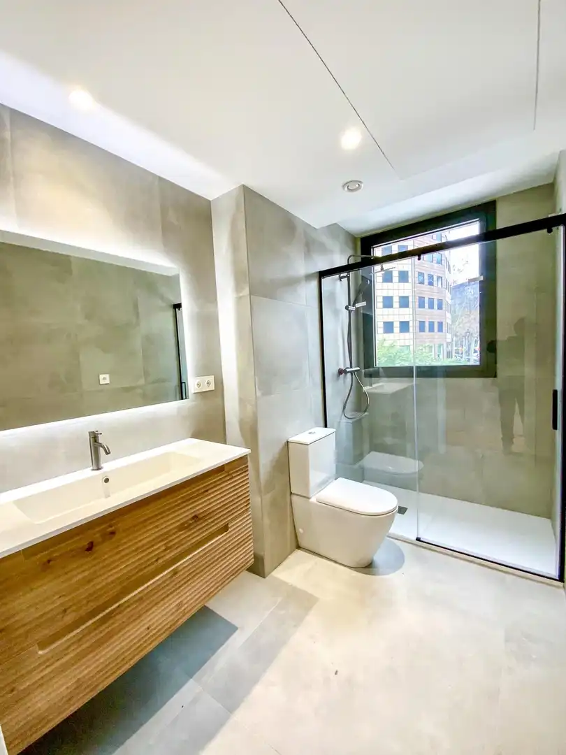 Baño de Piso de alquiler en Barcelona con Aire acondicionado, Parquet y Balcón