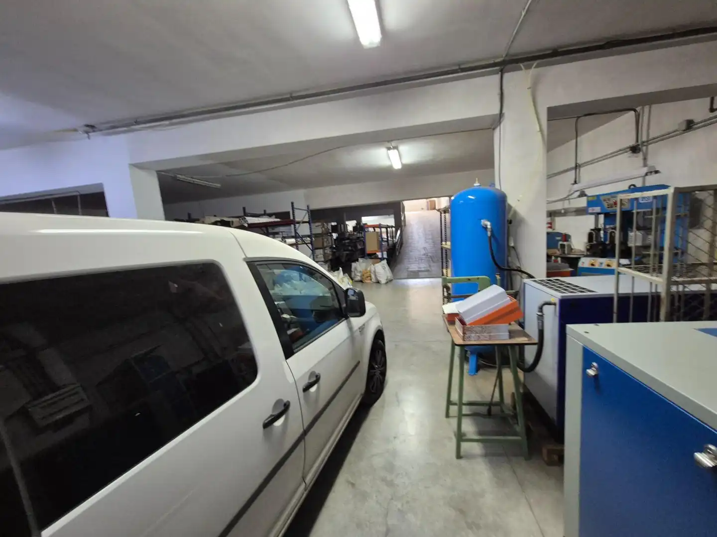 Parkplatz von Fabrikhallen zur Miete in Elda