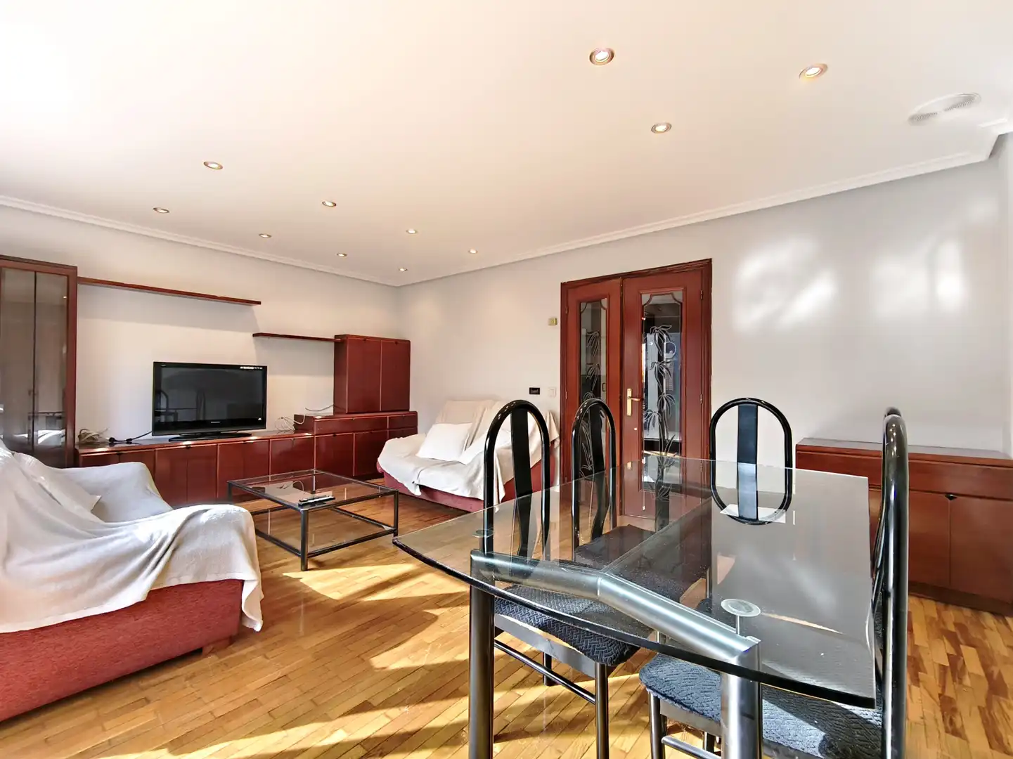 Sala d'estar de Casa o xalet en venda en  Logroño amb Calefacció, Jardí privat i Parquet
