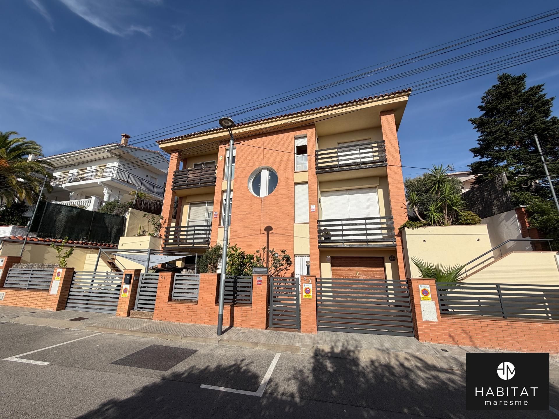 Vista exterior de Casa o chalet en venta en Pineda de Mar con Calefacción, Jardín privado y Piscina