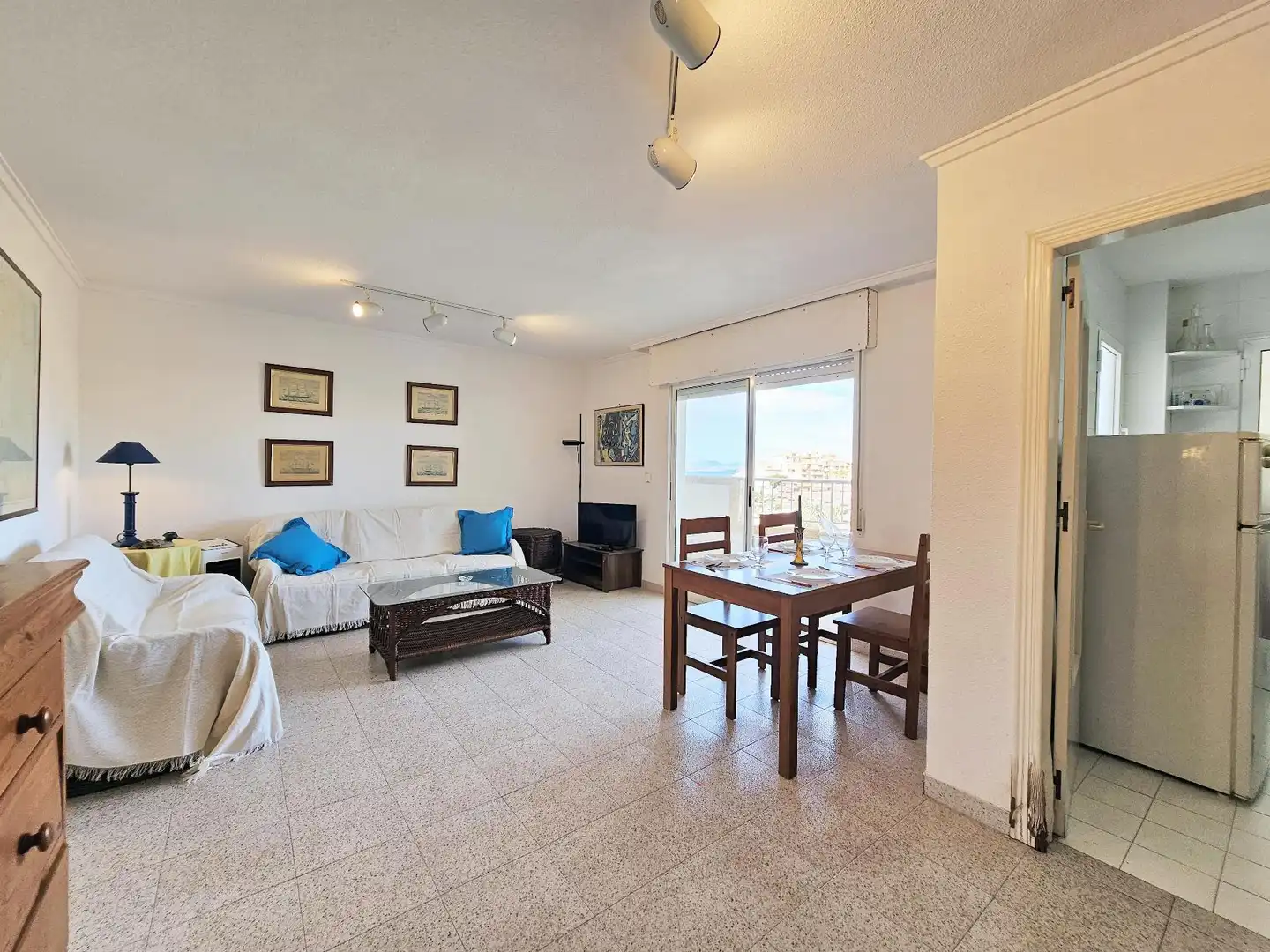 Sala de estar de Apartamento de alquiler en La Manga del Mar Menor con Terraza y Piscina