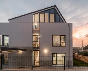 Exterior view of House or chalet for sale in Santa Cruz de Bezana  with Heating, Private garden and Parquet flooring